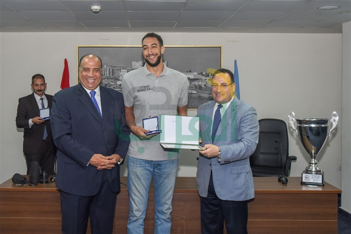 محافظ الإسكندرية يكرم لاعبي فريق كرة السلة بنادي الإتحاد السكندري لفوزه في البطولة العربية بلبنان