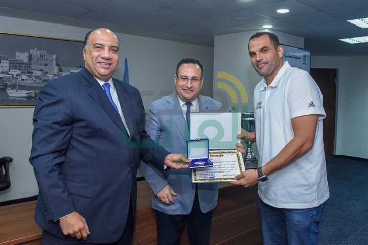 محافظ الإسكندرية يكرم لاعبي فريق كرة السلة بنادي الإتحاد السكندري لفوزه في البطولة العربية بلبنان