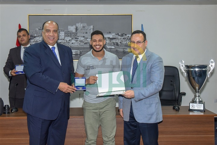 محافظ الإسكندرية يكرم لاعبي فريق كرة السلة بنادي الإتحاد السكندري لفوزه في البطولة العربية بلبنان