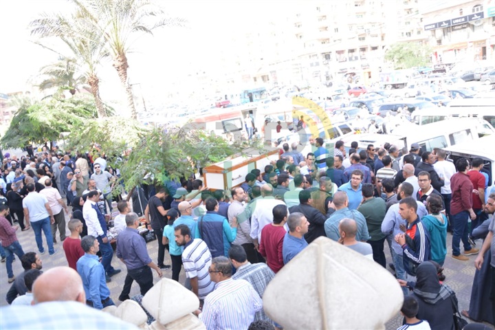 بالصور.. الفيشاوي وسهير رمزي وأسرة محمود ياسمين في جنازة بدر تيسير بالصور.. الفيشاوي وسهير رمزي وأسرة محمود ياسمين في جنازة بدر تيسير