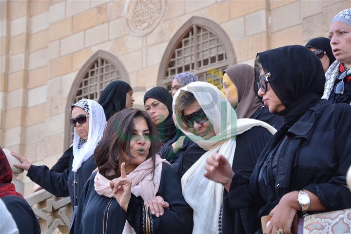 بالصور.. الفيشاوي وسهير رمزي وأسرة محمود ياسمين في جنازة بدر تيسير بالصور.. الفيشاوي وسهير رمزي وأسرة محمود ياسمين في جنازة بدر تيسير