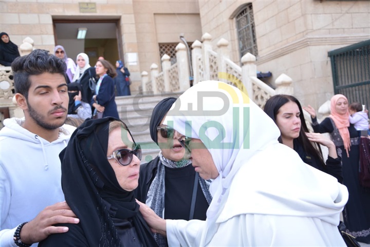 بالصور.. الفيشاوي وسهير رمزي وأسرة محمود ياسمين في جنازة بدر تيسير بالصور.. الفيشاوي وسهير رمزي وأسرة محمود ياسمين في جنازة بدر تيسير