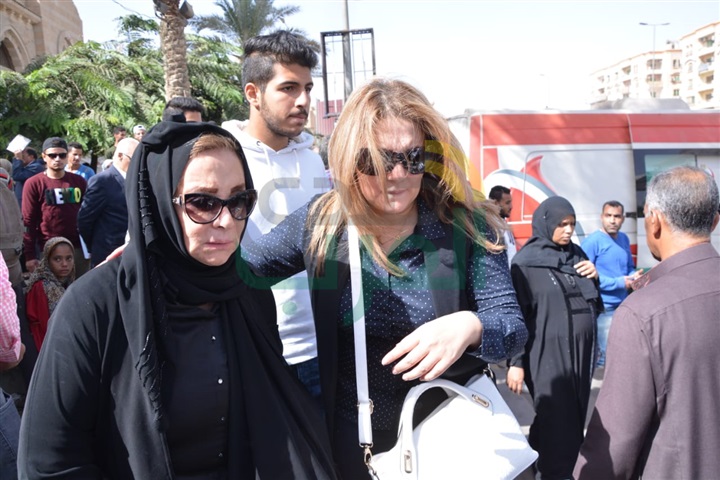 بالصور.. الفيشاوي وسهير رمزي وأسرة محمود ياسمين في جنازة بدر تيسير بالصور.. الفيشاوي وسهير رمزي وأسرة محمود ياسمين في جنازة بدر تيسير