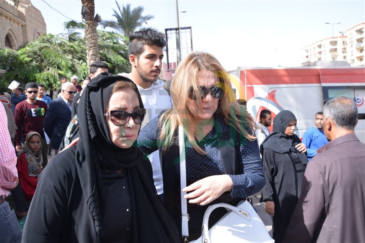 بالصور.. الفيشاوي وسهير رمزي وأسرة محمود ياسمين في جنازة بدر تيسير بالصور.. الفيشاوي وسهير رمزي وأسرة محمود ياسمين في جنازة بدر تيسير