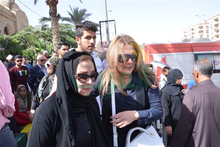 بالصور.. الفيشاوي وسهير رمزي وأسرة محمود ياسمين في جنازة بدر تيسير بالصور.. الفيشاوي وسهير رمزي وأسرة محمود ياسمين في جنازة بدر تيسير