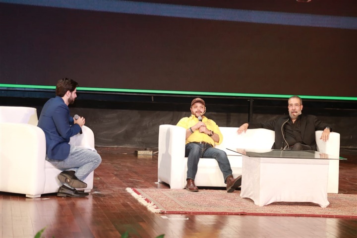 بالصور.. تكريم محمد هنيدي ومدحت العدل بالجامعة الأمريكية 
