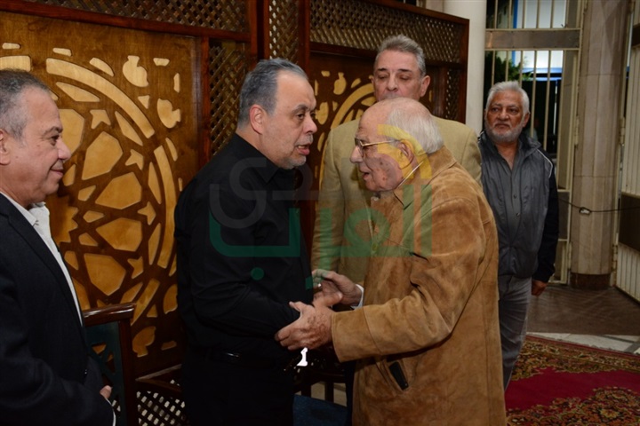 بالصور.. نجوم الفن يتوافدون على عزاء "بدر تيسير" بالصور.. نجوم الفن يتوافدون على عزاء "بدر تيسير"