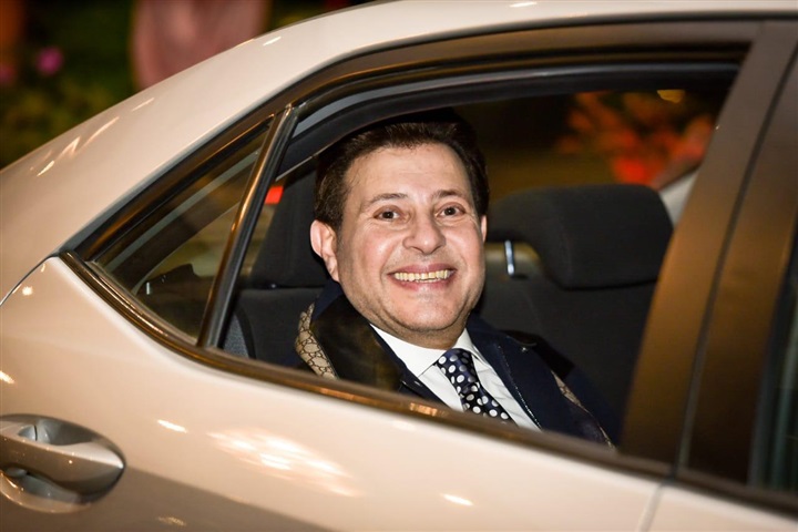 بالصور.. هاني شاكر يفتتح حفله بالإسكندرية على نغمات "وانت ماشي في مصر" بالصور.. هاني شاكر يفتتح حفله بالإسكندرية على نغمات "وانت ماشي في مصر"
