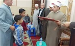رئيس جامعة الأزهر السابق يكرم أسر الشهداء في الإحتفال بالمولد النبوي ببنها 