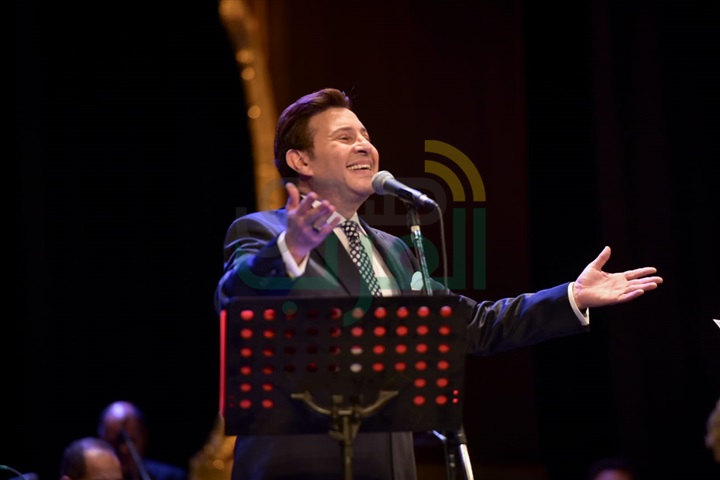 بالصور.. هاني شاكر يفتتح حفله بالإسكندرية على نغمات "وانت ماشي في مصر" بالصور.. هاني شاكر يفتتح حفله بالإسكندرية على نغمات "وانت ماشي في مصر"
