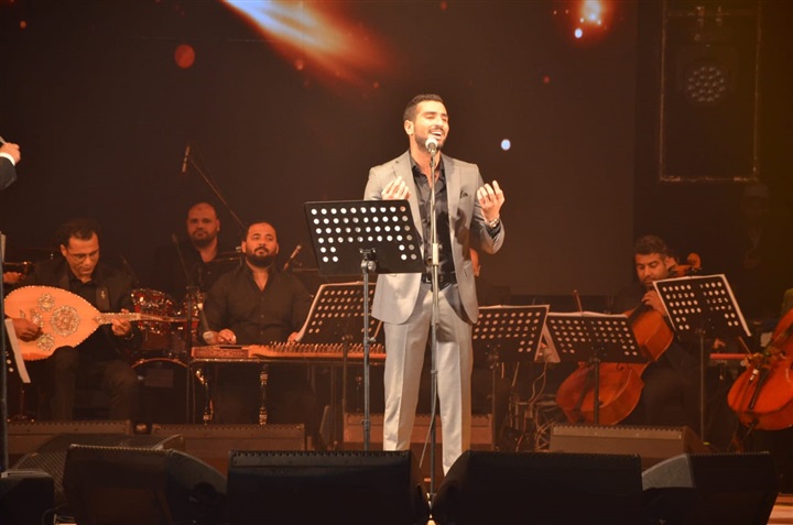 بالصور.. الشرنوبي يشعل التجمع بسيلفي النفسية وسط هتاف الآلاف بالصور.. الشرنوبي يشعل التجمع بسيلفي النفسية وسط هتاف الآلاف