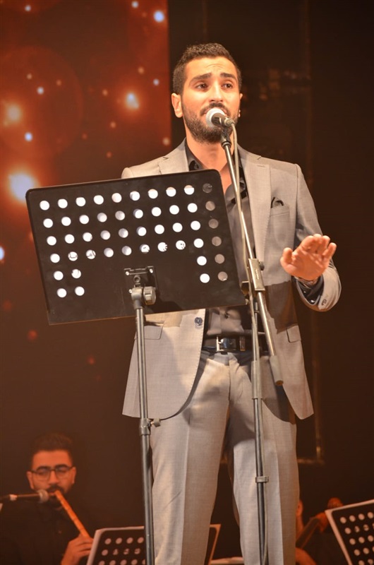 بالصور.. الشرنوبي يشعل التجمع بسيلفي النفسية وسط هتاف الآلاف بالصور.. الشرنوبي يشعل التجمع بسيلفي النفسية وسط هتاف الآلاف