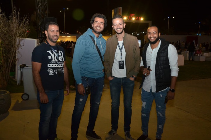 بالصور.. الشرنوبي يشعل التجمع بسيلفي النفسية وسط هتاف الآلاف بالصور.. الشرنوبي يشعل التجمع بسيلفي النفسية وسط هتاف الآلاف
