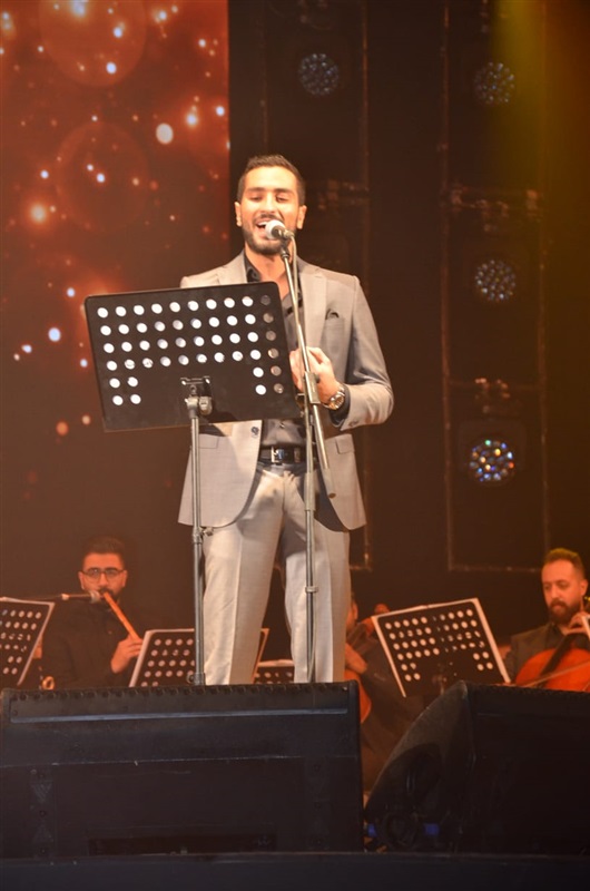 بالصور.. الشرنوبي يشعل التجمع بسيلفي النفسية وسط هتاف الآلاف بالصور.. الشرنوبي يشعل التجمع بسيلفي النفسية وسط هتاف الآلاف