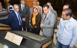 نائب رئيس جامعة أسيوط يصطحب الجراح العالمى نادر حنا فى جولة بمتحف الجامعة