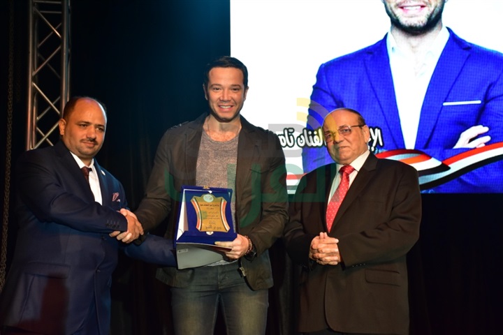 بالصور.. تكريم نجوم الفن والصحافة والمجتمع في مهرجان "بالشباب تحيا الأمم" بدورته الثانية بالصور.. تكريم نجوم الفن والصحافة والمجتمع في مهرجان "بالشباب تحيا الأمم" بدورته الثانية
