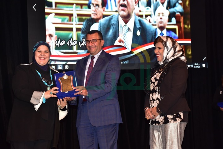 بالصور.. تكريم نجوم الفن والصحافة والمجتمع في مهرجان "بالشباب تحيا الأمم" بدورته الثانية بالصور.. تكريم نجوم الفن والصحافة والمجتمع في مهرجان "بالشباب تحيا الأمم" بدورته الثانية