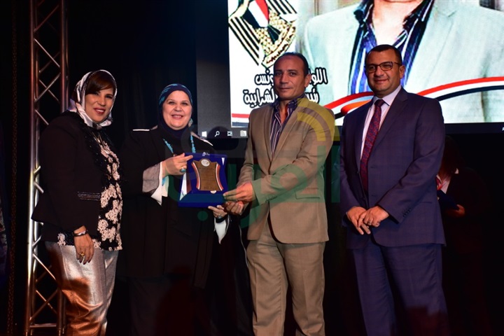 بالصور.. تكريم نجوم الفن والصحافة والمجتمع في مهرجان "بالشباب تحيا الأمم" بدورته الثانية بالصور.. تكريم نجوم الفن والصحافة والمجتمع في مهرجان "بالشباب تحيا الأمم" بدورته الثانية