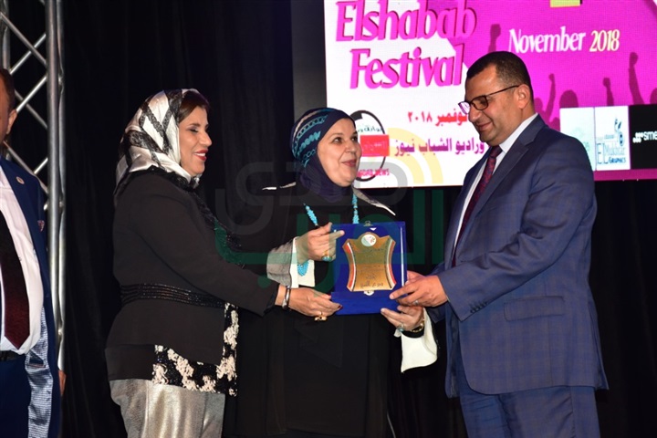 بالصور.. تكريم نجوم الفن والصحافة والمجتمع في مهرجان "بالشباب تحيا الأمم" بدورته الثانية بالصور.. تكريم نجوم الفن والصحافة والمجتمع في مهرجان "بالشباب تحيا الأمم" بدورته الثانية