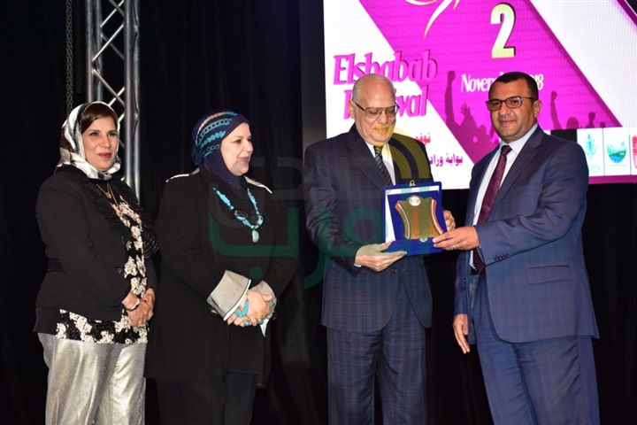 بالصور.. تكريم نجوم الفن والصحافة والمجتمع في مهرجان "بالشباب تحيا الأمم" بدورته الثانية بالصور.. تكريم نجوم الفن والصحافة والمجتمع في مهرجان "بالشباب تحيا الأمم" بدورته الثانية