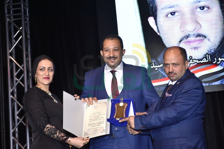 بالصور.. تكريم نجوم الفن والصحافة والمجتمع في مهرجان "بالشباب تحيا الأمم" بدورته الثانية بالصور.. تكريم نجوم الفن والصحافة والمجتمع في مهرجان "بالشباب تحيا الأمم" بدورته الثانية