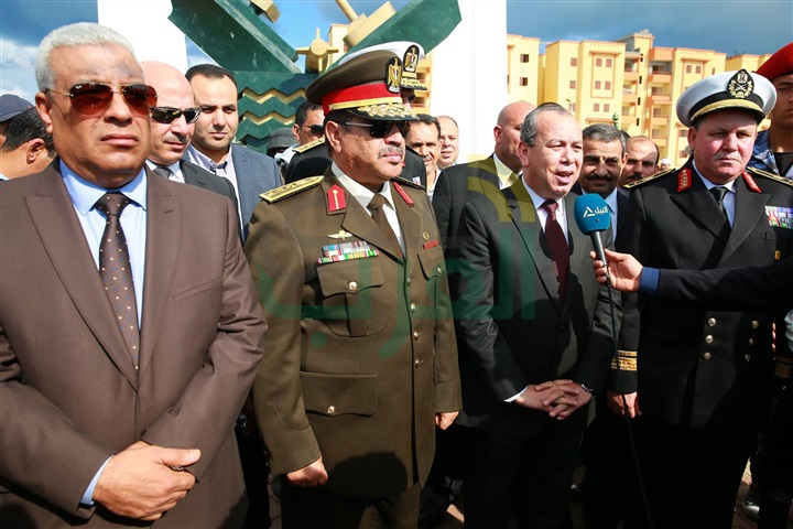  صور..محافظ كفر الشيخ وقادة القوات البحرية يضعون إكليلا من الزهور علي النصب التذكاري في الاحتفال بالعيد القومي