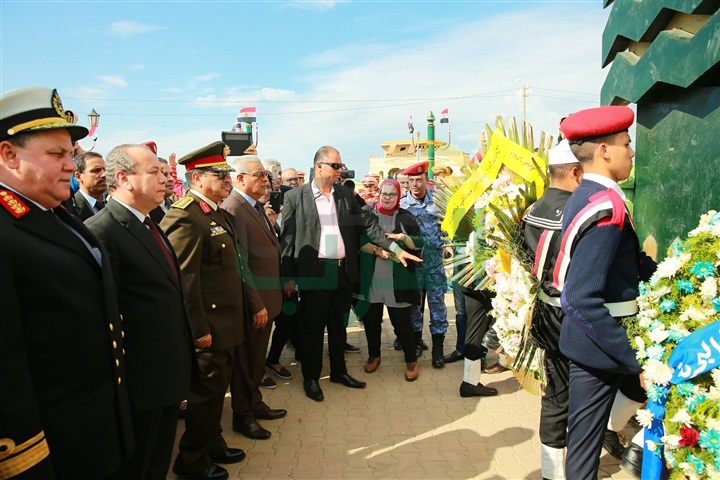  صور..محافظ كفر الشيخ وقادة القوات البحرية يضعون إكليلا من الزهور علي النصب التذكاري في الاحتفال بالعيد القومي