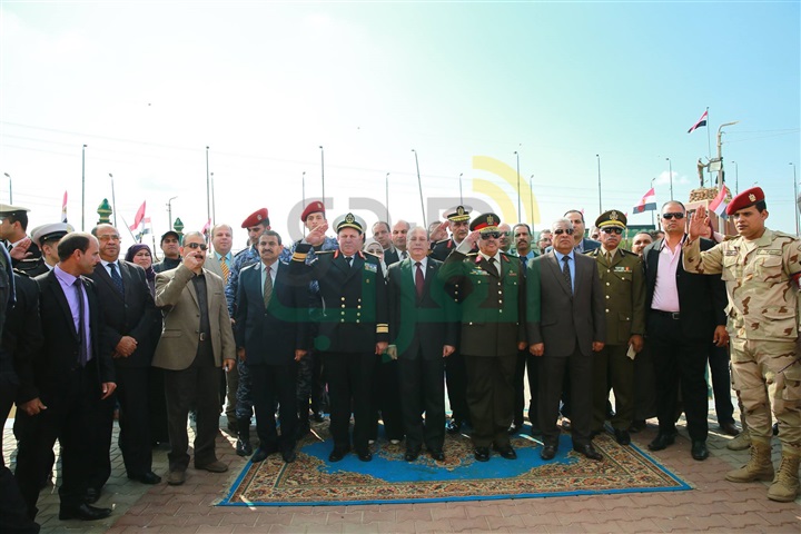  صور..محافظ كفر الشيخ وقادة القوات البحرية يضعون إكليلا من الزهور علي النصب التذكاري في الاحتفال بالعيد القومي