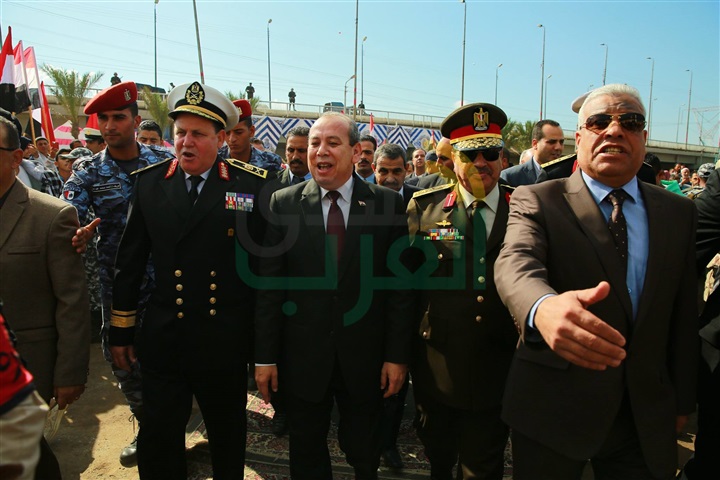  صور..محافظ كفر الشيخ وقادة القوات البحرية يضعون إكليلا من الزهور علي النصب التذكاري في الاحتفال بالعيد القومي
