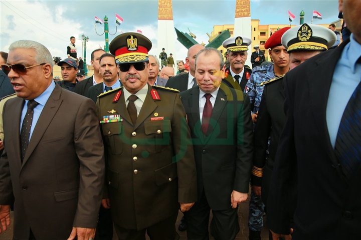  صور..محافظ كفر الشيخ وقادة القوات البحرية يضعون إكليلا من الزهور علي النصب التذكاري في الاحتفال بالعيد القومي