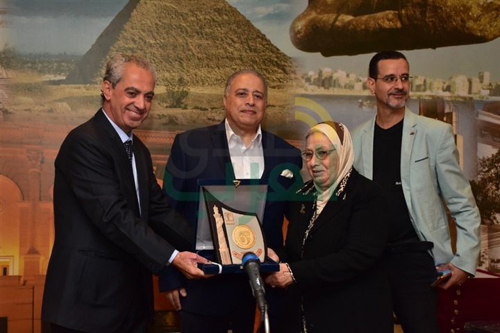 بالصور.. "المصرية لنقاد السينما" تكرم هاني عبد ربه بمناسبة عيدها الخامس والأربعون بالصور.. "المصرية لنقاد السينما" تكرم هاني عبد ربه بمناسبة عيدها الخامس والأربعون