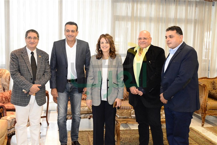 بالصور.. جامعة عين شمس تستضيف أسامة منير بحضور الألاف من الطلبة بالصور.. جامعة عين شمس تستضيف أسامة منير بحضور الألاف من الطلبة