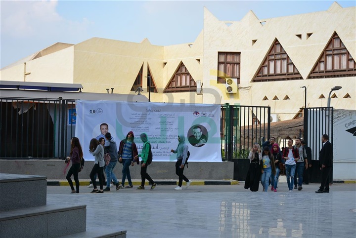بالصور.. جامعة عين شمس تستضيف أسامة منير بحضور الألاف من الطلبة بالصور.. جامعة عين شمس تستضيف أسامة منير بحضور الألاف من الطلبة
