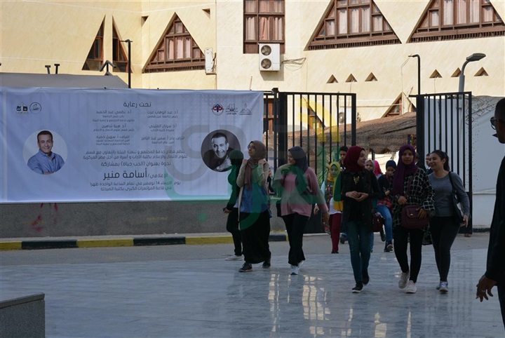 بالصور.. جامعة عين شمس تستضيف أسامة منير بحضور الألاف من الطلبة بالصور.. جامعة عين شمس تستضيف أسامة منير بحضور الألاف من الطلبة