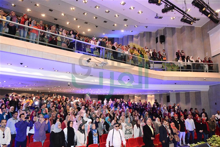 بالصور.. جامعة عين شمس تستضيف أسامة منير بحضور الألاف من الطلبة بالصور.. جامعة عين شمس تستضيف أسامة منير بحضور الألاف من الطلبة