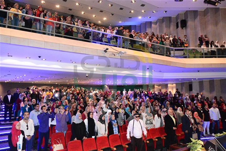 بالصور.. جامعة عين شمس تستضيف أسامة منير بحضور الألاف من الطلبة بالصور.. جامعة عين شمس تستضيف أسامة منير بحضور الألاف من الطلبة
