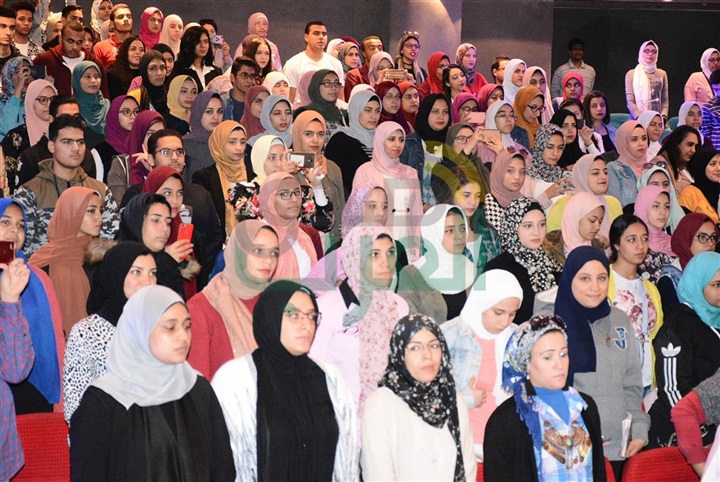 بالصور.. جامعة عين شمس تستضيف أسامة منير بحضور الألاف من الطلبة بالصور.. جامعة عين شمس تستضيف أسامة منير بحضور الألاف من الطلبة