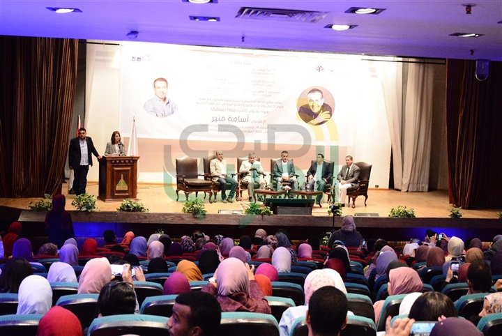 بالصور.. جامعة عين شمس تستضيف أسامة منير بحضور الألاف من الطلبة بالصور.. جامعة عين شمس تستضيف أسامة منير بحضور الألاف من الطلبة