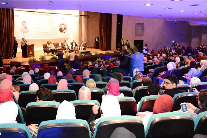 بالصور.. جامعة عين شمس تستضيف أسامة منير بحضور الألاف من الطلبة بالصور.. جامعة عين شمس تستضيف أسامة منير بحضور الألاف من الطلبة