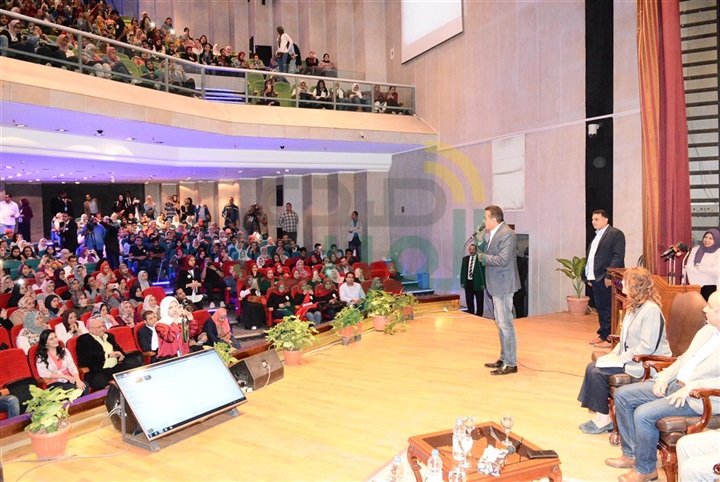 بالصور.. جامعة عين شمس تستضيف أسامة منير بحضور الألاف من الطلبة بالصور.. جامعة عين شمس تستضيف أسامة منير بحضور الألاف من الطلبة