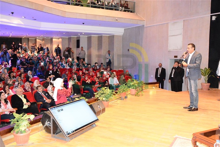 بالصور.. جامعة عين شمس تستضيف أسامة منير بحضور الألاف من الطلبة بالصور.. جامعة عين شمس تستضيف أسامة منير بحضور الألاف من الطلبة