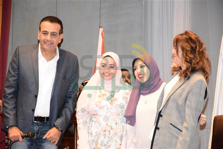 بالصور.. جامعة عين شمس تستضيف أسامة منير بحضور الألاف من الطلبة بالصور.. جامعة عين شمس تستضيف أسامة منير بحضور الألاف من الطلبة