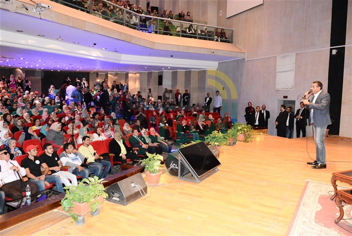 بالصور.. جامعة عين شمس تستضيف أسامة منير بحضور الألاف من الطلبة بالصور.. جامعة عين شمس تستضيف أسامة منير بحضور الألاف من الطلبة