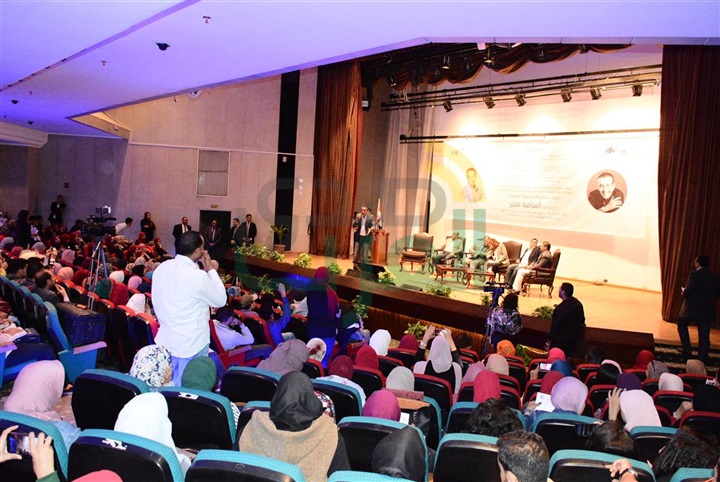 بالصور.. جامعة عين شمس تستضيف أسامة منير بحضور الألاف من الطلبة بالصور.. جامعة عين شمس تستضيف أسامة منير بحضور الألاف من الطلبة