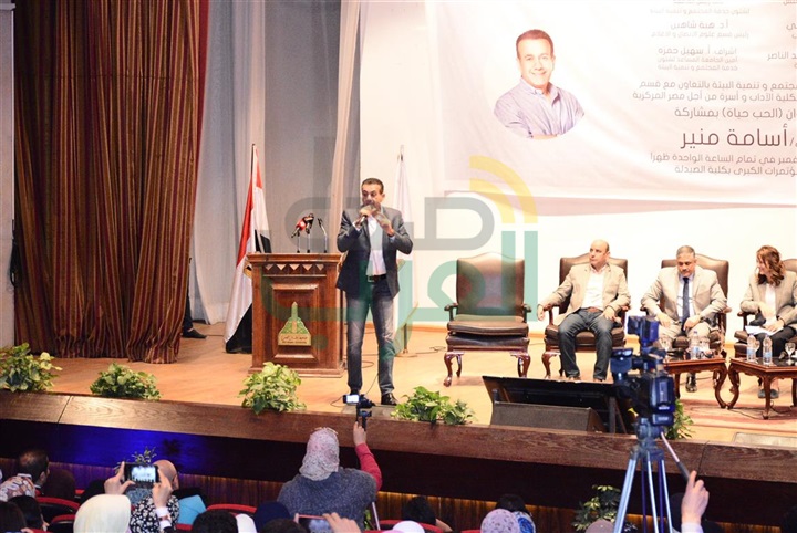 بالصور.. جامعة عين شمس تستضيف أسامة منير بحضور الألاف من الطلبة بالصور.. جامعة عين شمس تستضيف أسامة منير بحضور الألاف من الطلبة