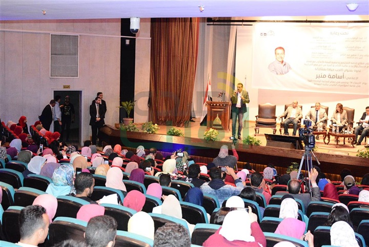 بالصور.. جامعة عين شمس تستضيف أسامة منير بحضور الألاف من الطلبة بالصور.. جامعة عين شمس تستضيف أسامة منير بحضور الألاف من الطلبة