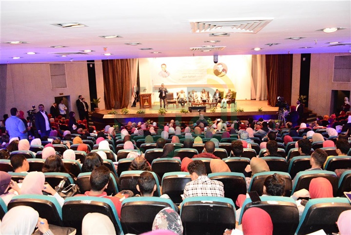 بالصور.. جامعة عين شمس تستضيف أسامة منير بحضور الألاف من الطلبة بالصور.. جامعة عين شمس تستضيف أسامة منير بحضور الألاف من الطلبة