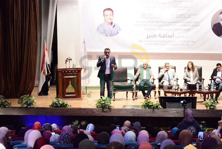 بالصور.. جامعة عين شمس تستضيف أسامة منير بحضور الألاف من الطلبة بالصور.. جامعة عين شمس تستضيف أسامة منير بحضور الألاف من الطلبة