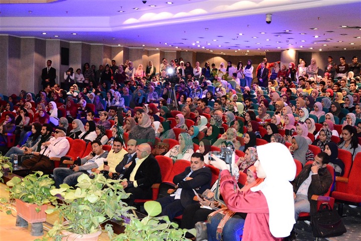 بالصور.. جامعة عين شمس تستضيف أسامة منير بحضور الألاف من الطلبة بالصور.. جامعة عين شمس تستضيف أسامة منير بحضور الألاف من الطلبة