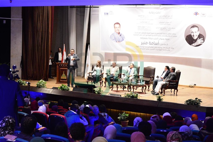 بالصور.. جامعة عين شمس تستضيف أسامة منير بحضور الألاف من الطلبة بالصور.. جامعة عين شمس تستضيف أسامة منير بحضور الألاف من الطلبة